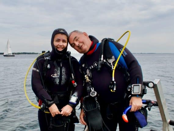 Un papa plongeur avec sa fille.