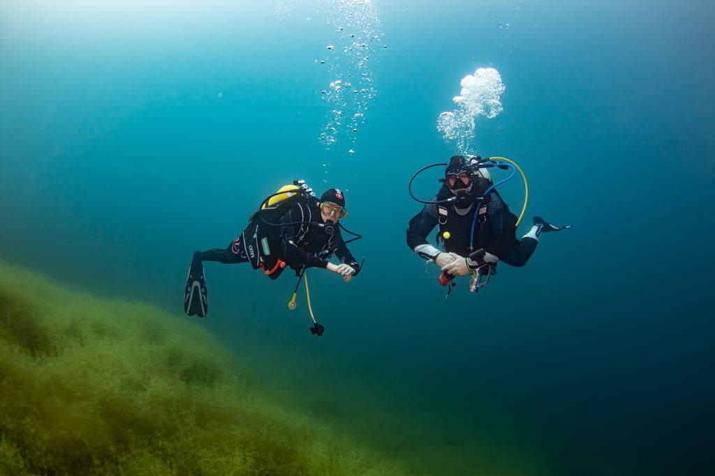 Deux plongeurs sous l'eau à la Gravière du Fort.