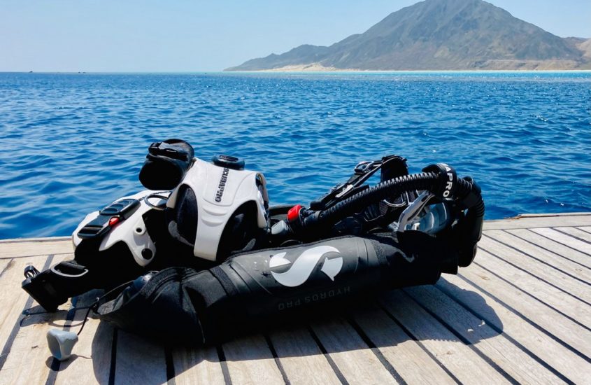 Le gilet Hydros Pro de Scubapro devant l'île de Zabargad en Egypte.