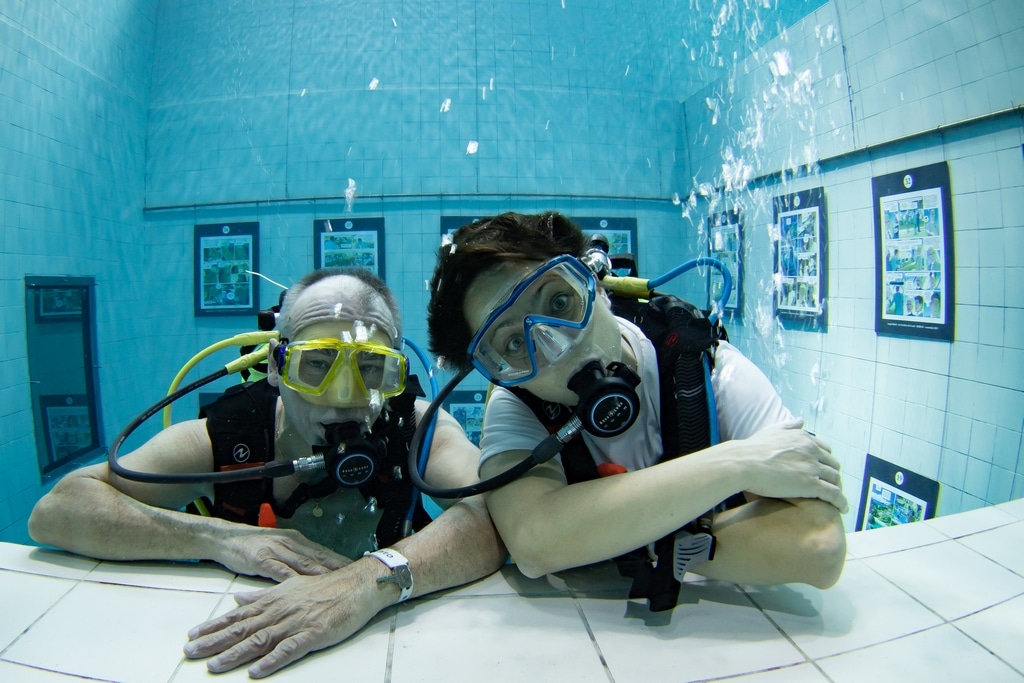 Philippe Francq, le dessinateur de Largo Winch et Hélène Adam, blogueuse, en plongée à NEMO33 à Bruxelles.