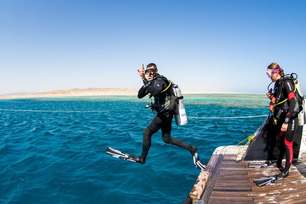 Un plongeur salue le photographe en s'immergeant.