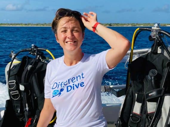 La vie de plongeuse permet de découvrir les océans du monde entier comme pour Hélène Adam ici à Bonaire.
