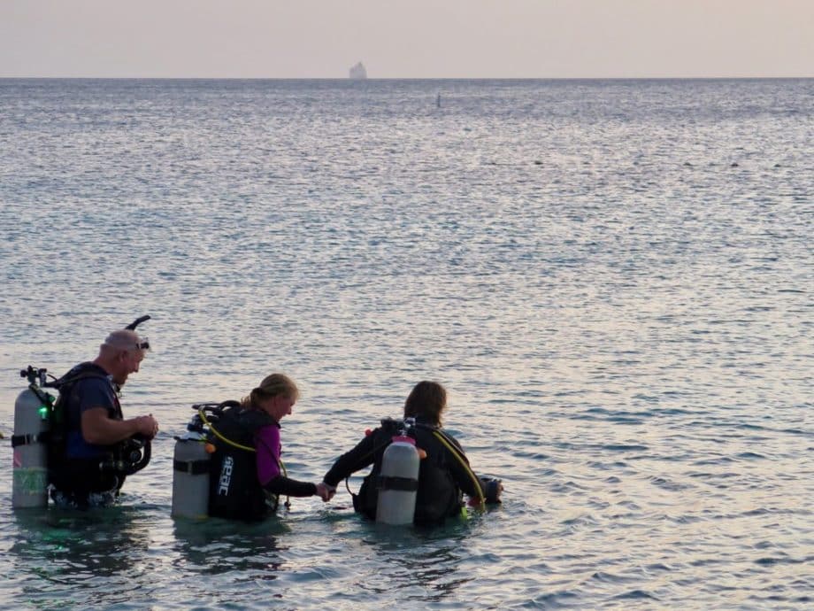 La plongée sous-marine est un sport de vieux diront certains en voyant ces personnes entrer dans l'eau.