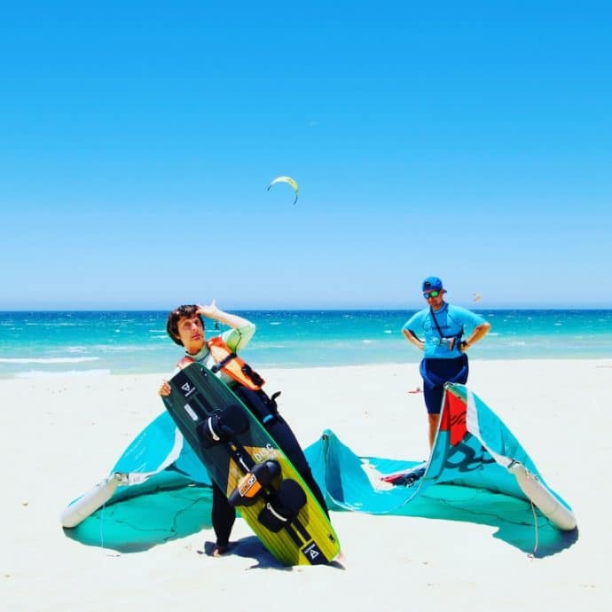 En 2021, Hélène Adam fait un stage de Kite surf avec son ami Mathieu.