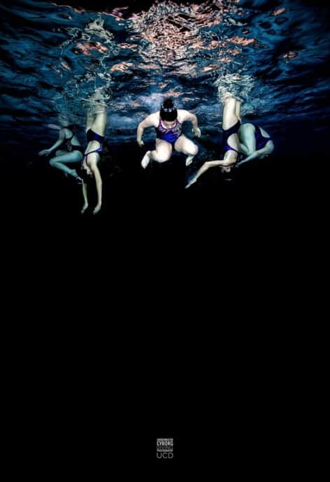 Photos de filles faisant de la natation synchronisée.