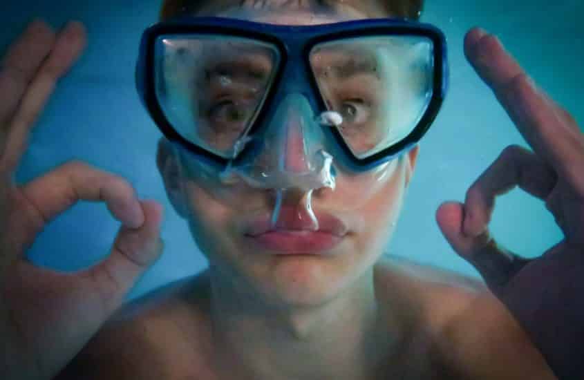 Un plongeur qui a oublié d'essayer d'empêcher la buée sur son masque de plongée.