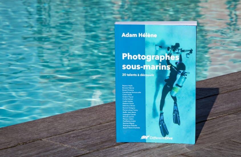 Le livre Photographes sous marins 20 talents à découvrir au bord d'une piscine.