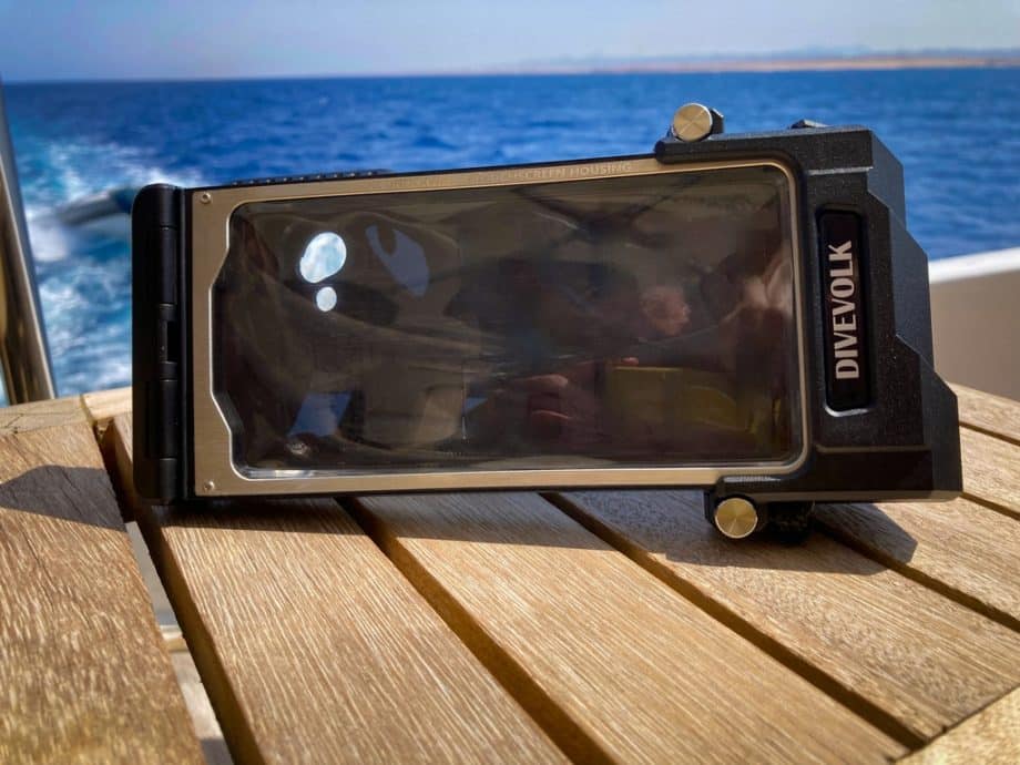 Le matériel photo peut comprendre un caisson immangeable pour smartphone comme le Divevolk.