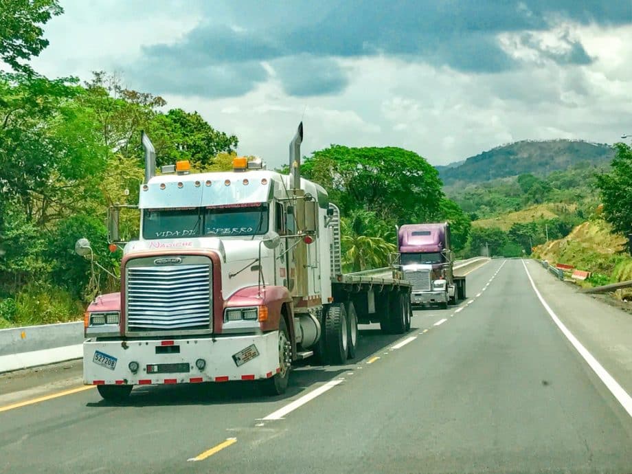 Des camions sur la panaméricaine lors d'un road trip au Panama.