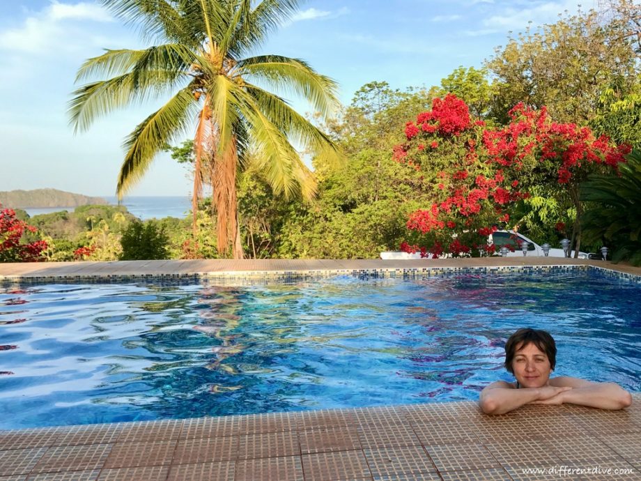 Hélène dans la piscine de l'hôtel Sol y Mar à Santa Catalina lors d'un road trip au panama.