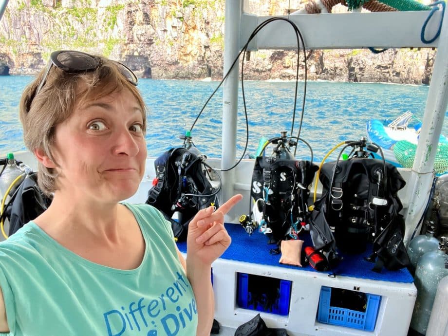 Hélène Adam montre son matériel de plongée sur le bateau Master Galapagos.