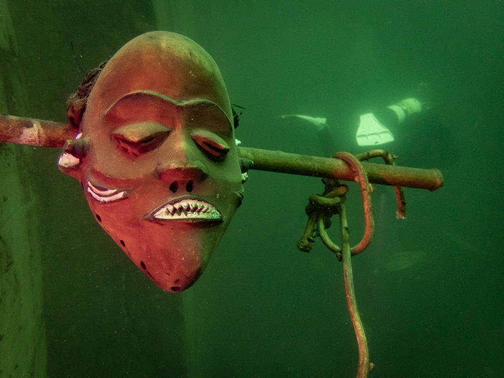 Un masque africain immergé dans une carrière belge.