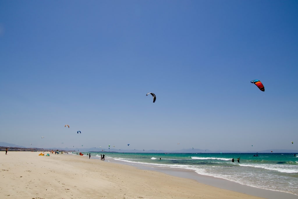 La plage de Los Lances Nord à Tarifa avec les cerf-volants de kitesurf..