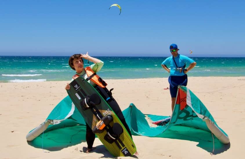 Hélène Adam en écolage de kitesurf avec Mathieu de Matos Tarifa