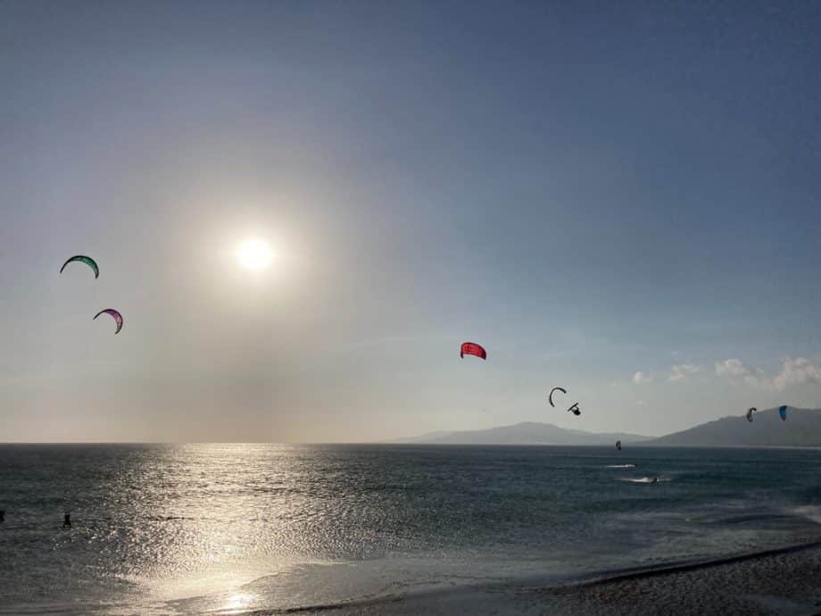 Des kitesurfeurs évoluent sur l'océan au coucher du soleil à Tarifa.