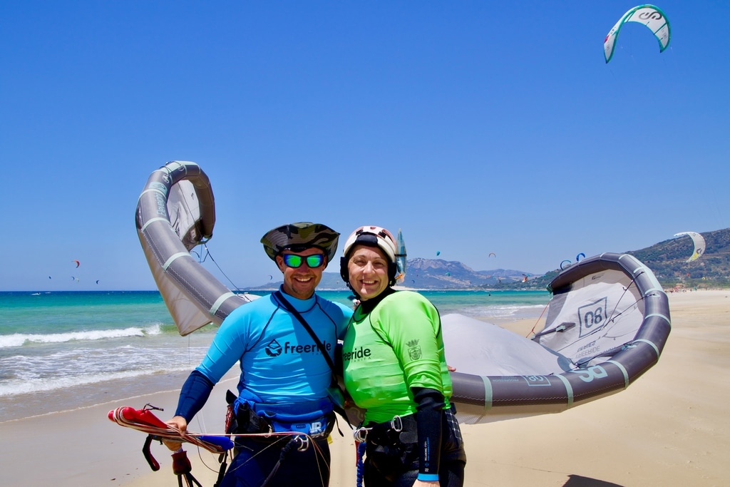 Hélène Adam et Mathieu son instructeur de kitesurf de Matos Tarifa.