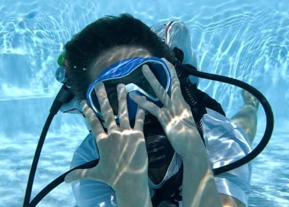 Hélène Adam sous l'eau illustre le plaquage ou placage de masque en plongée