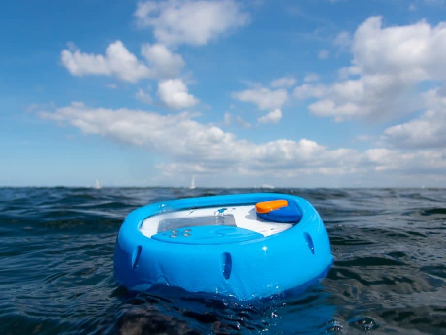 Le GPS flotte en surface sur la mer.