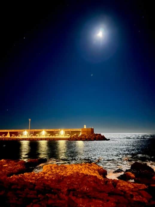 Le port vu de nuit à La Restinga à El Hierro.
