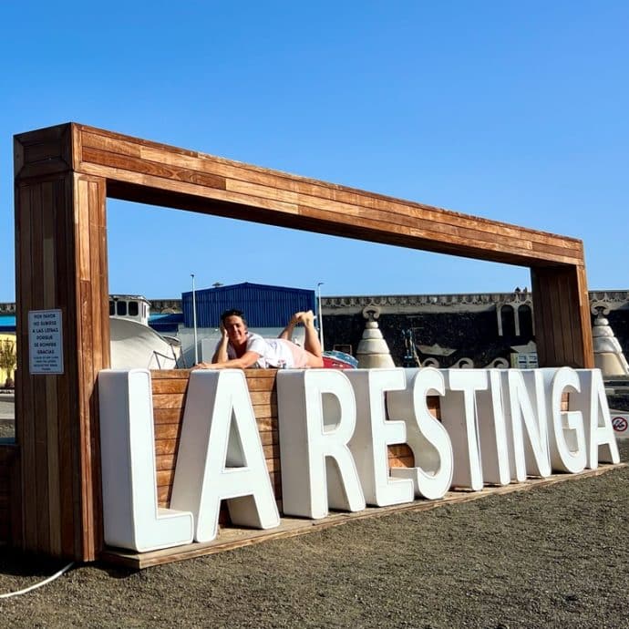 Hélène Adam couché sur le banc avec l'inscription La Restinga à El Hierro.