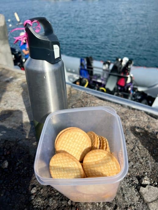 Biscuits et eau à la pause entre deux plongées.