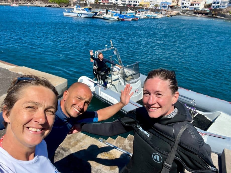 Claude Lespagne, Hélène Adam, Céline Cozic et Jesus devant le bateau de plongée à El Hierro.