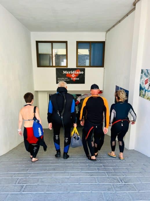Les plongeurs et plongeuses retournent au centre Meridiano Club de La Restinga à El Hierro.