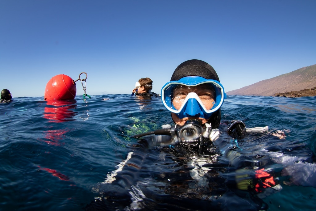 Hélène Adam prête à entrer dans l'eau à El Hierro.