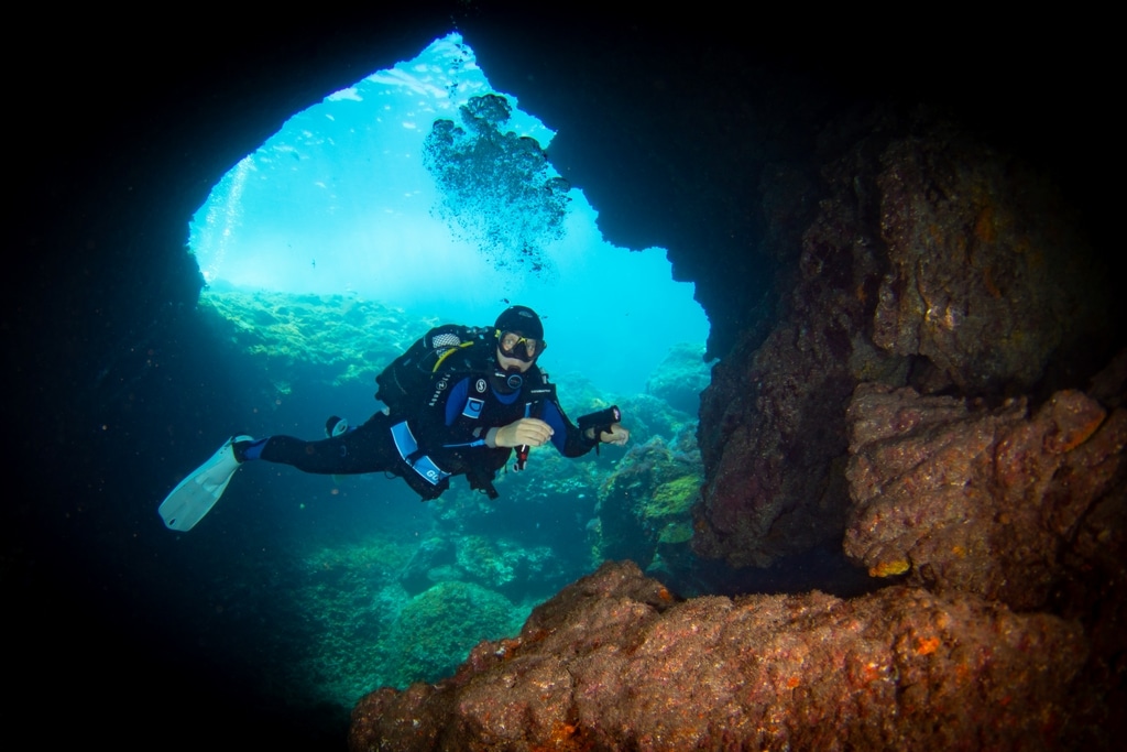 Un plongeur dans une grotte à El Hierro.