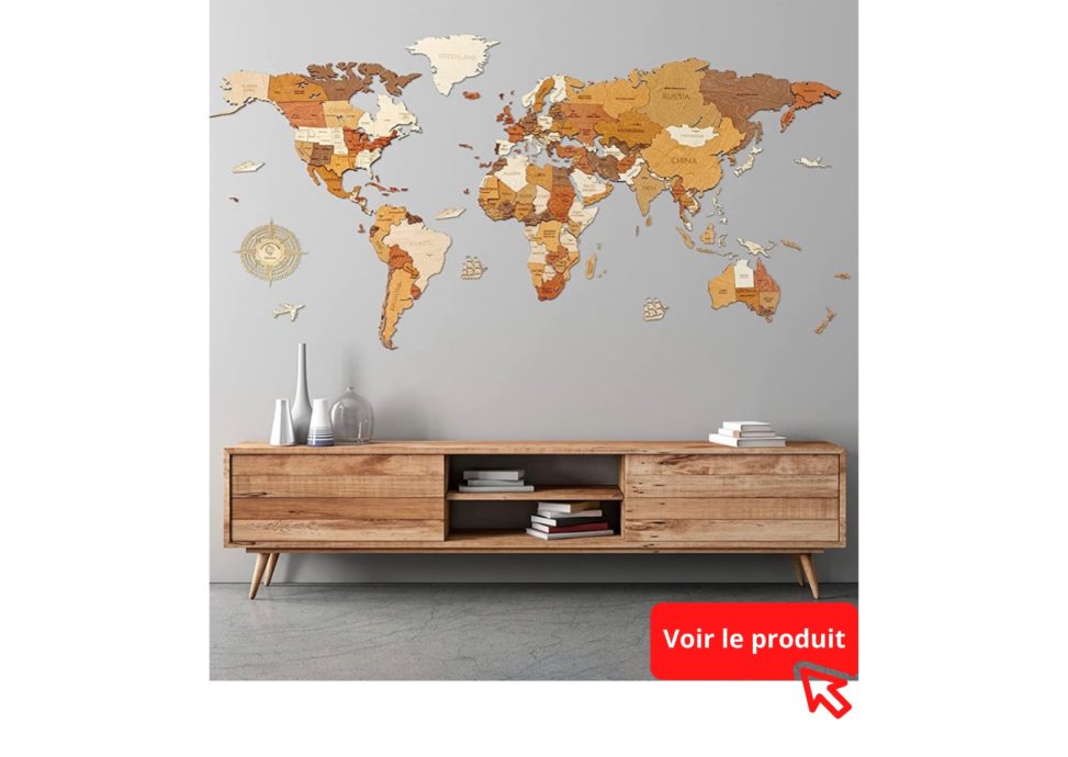 Une carte du monde décorative en bois.