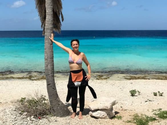 Attitude écoresponsable, Hélène Adam avec une combinaison de plongée à Bonaire