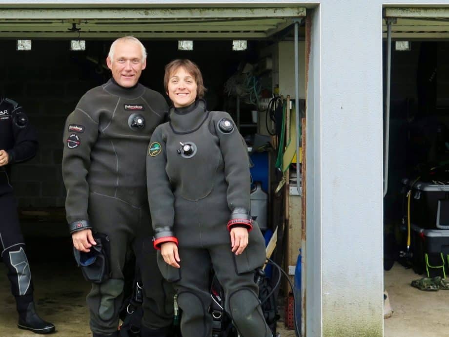 Deux plongeurs en combinaisons étanches recouvertes en Kevlar.