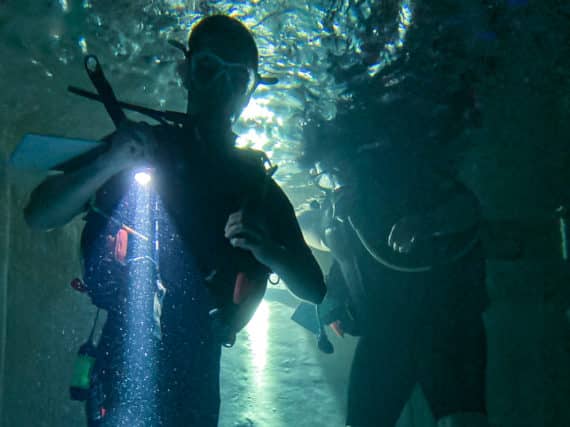 Deux plongeurs font un escape game sous-marin dans la fosse à Toulouse