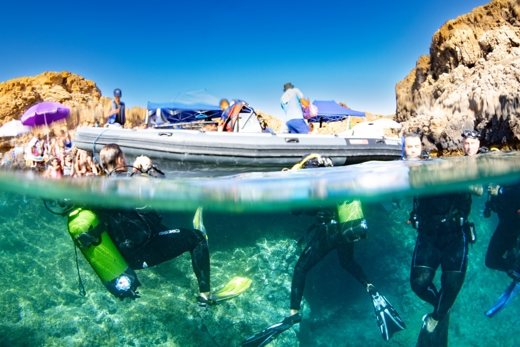 Le bateau de plongée d'Aqua Paloma sur l'île de Paloma en Algérie.