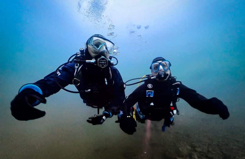 Distance maximale entre deux plongeurs : proche ou complètement éloignés ?