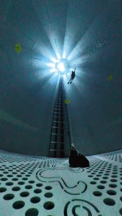 Vue du fond de la fosse de Némo33 à Bruxelles sans éclairage avec une caméra sous-marine Insta360 X3
