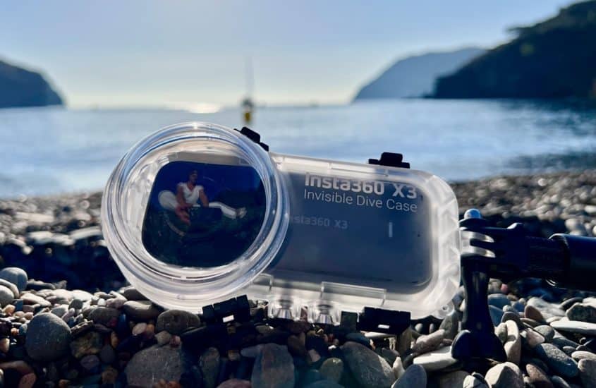 La caméra Insta360 X3 dans son caisson étanche spécial pour la plongée.