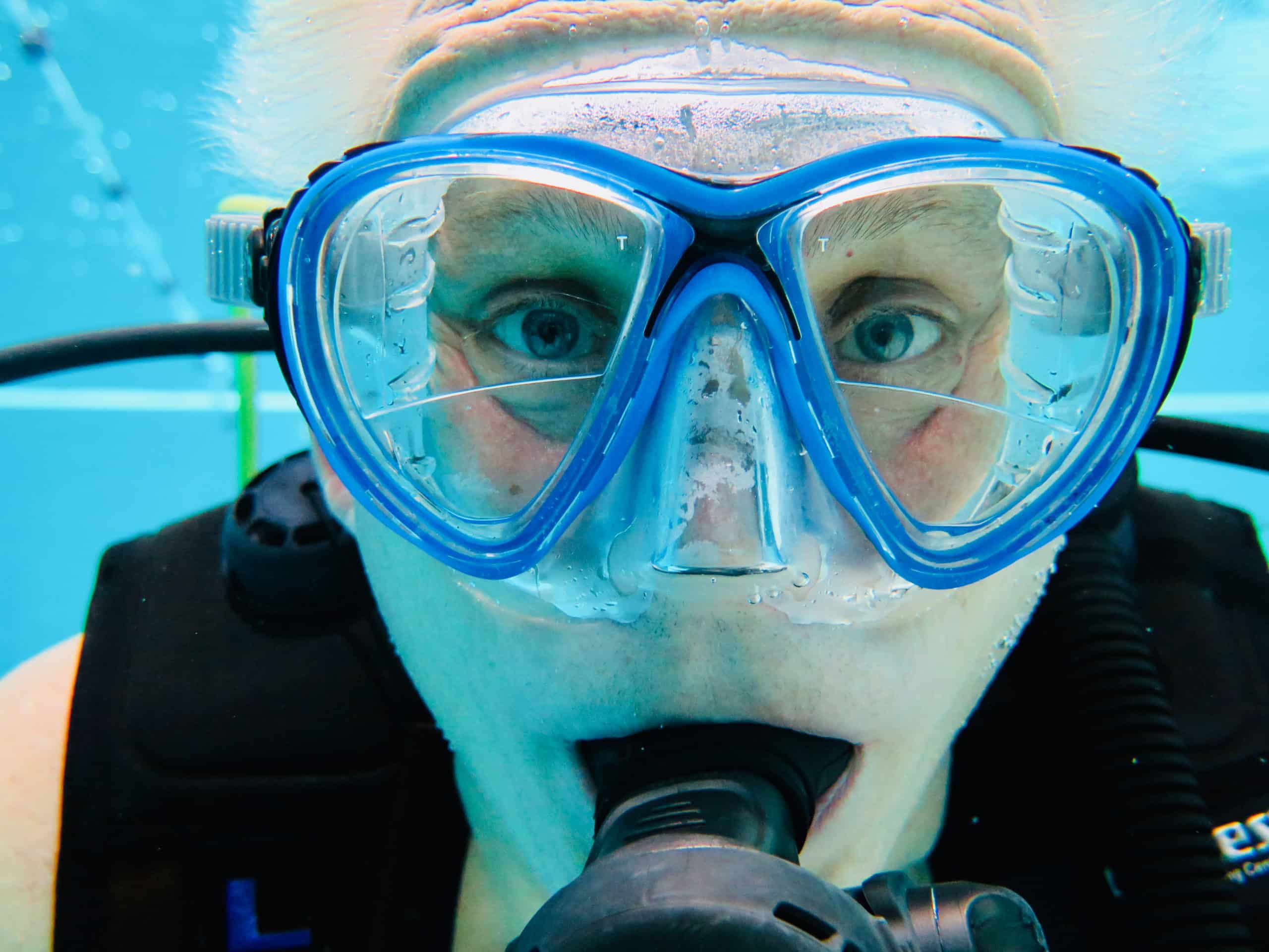 Un plongeur avec un masque à vision adaptée