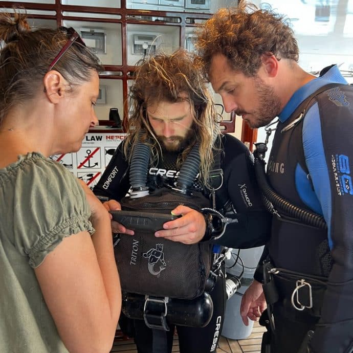 Helene, Marc et Julien regarde les coordonnées GPS de l'épave.