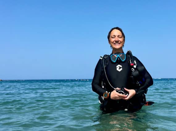 Hélène Adam avec la combinaison de plongée Dynaskin de DYNAMICNORD à la sortie d'un plongée en Egypte.