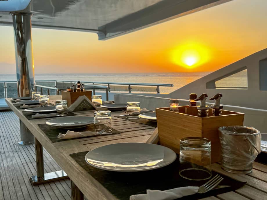 La table du repas du soir sur le bateau Altaïr de Diving Attitude