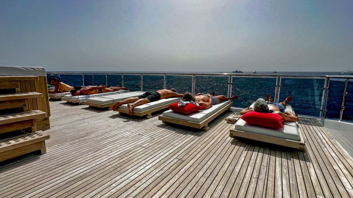 Sur le pont supérieur du bateau Altaïr, l'heure est à la bronzette.