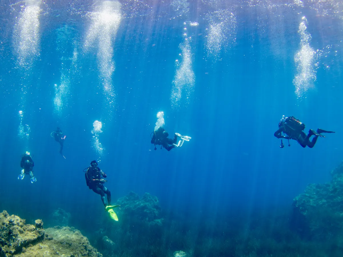 Un groupe de plongeurs à Ustica en Sicile