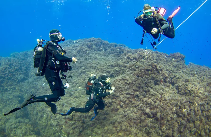 Des plongeurs avec leur moniteur de plongée