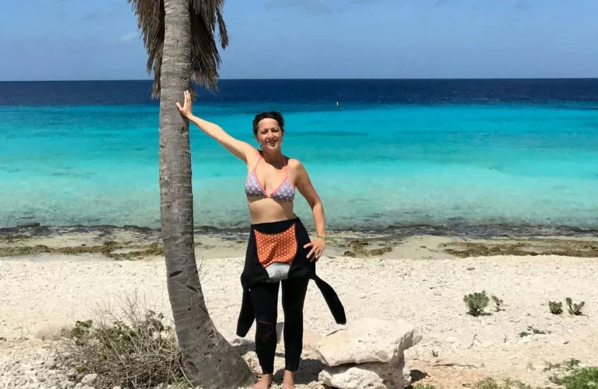 Attitude écoresponsable, Hélène Adam avec une combinaison de plongée à Bonaire