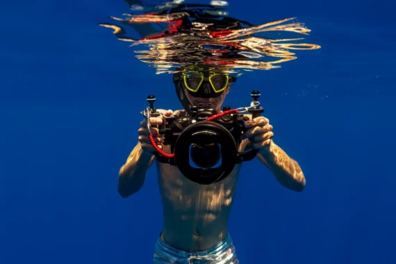Théo Guillaume, photographe sous-marin en Polynésie