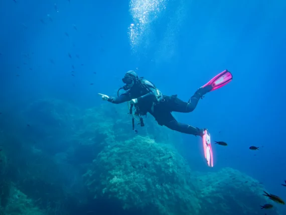 Une monitrice de plongée montre les règles de sécurité de fin de saison