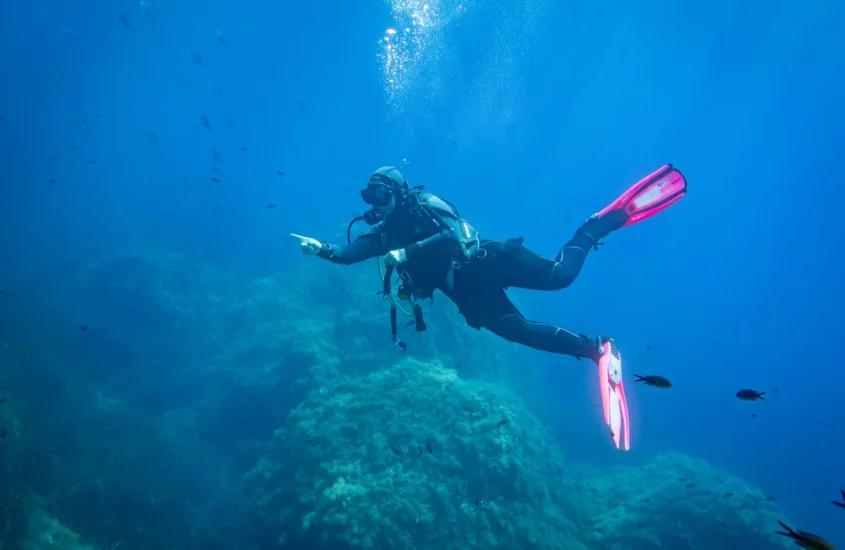Une monitrice de plongée montre les règles de sécurité de fin de saison