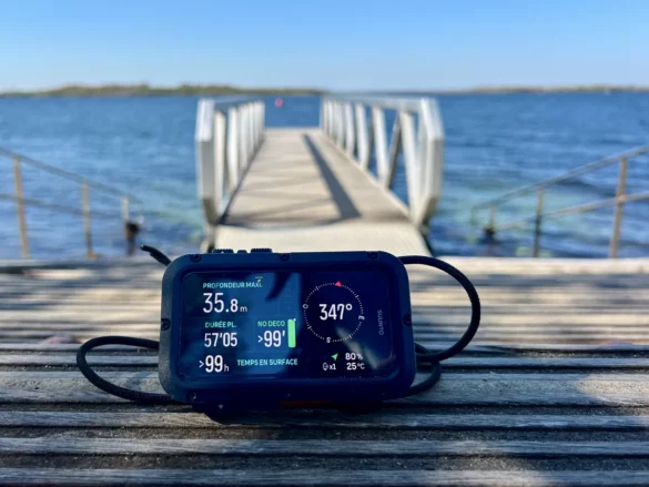 Le Suunto Nautic devant un ponton de plongée