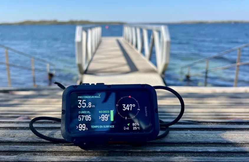 Le Suunto Nautic devant un ponton de plongée